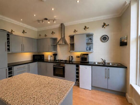 3 bed Flat for sale Image 7