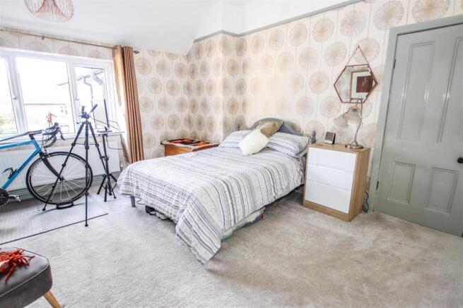 BEDROOM TWO (MIDDLE)