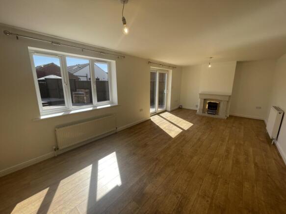 4 bed Link Detached House to rent Image 4