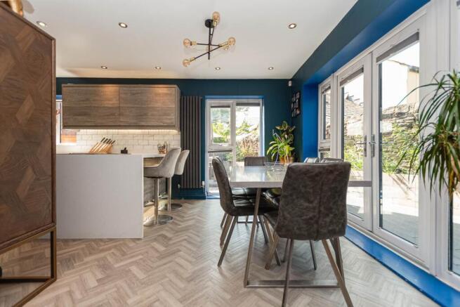 5 bed Detached for sale Image 8