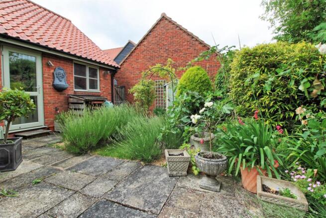 REAR GARDEN pic 2