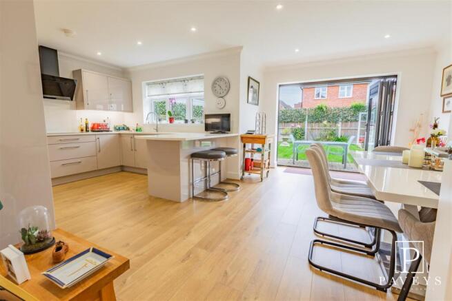 KITCHEN FAMILY ROOM