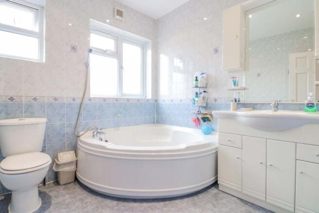 Family Bathroom / WC