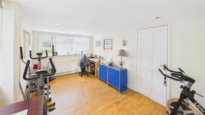4 bed Bungalow for sale Image 5