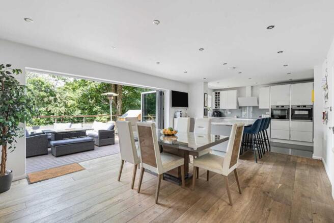 Open-plan kitchen /dining
