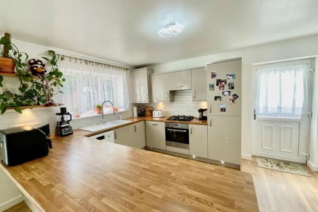 4 bed Detached for sale Image 10