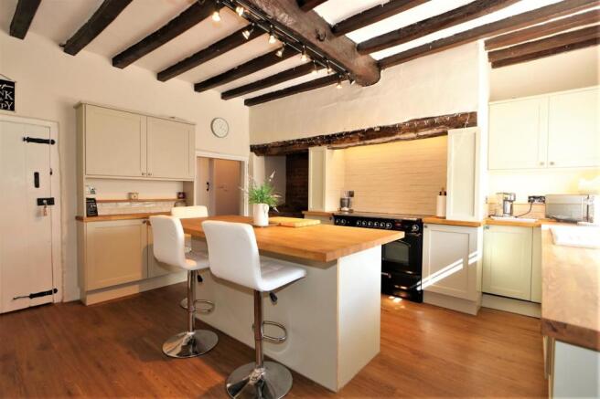 BESPOKE FITTED KITCHEN