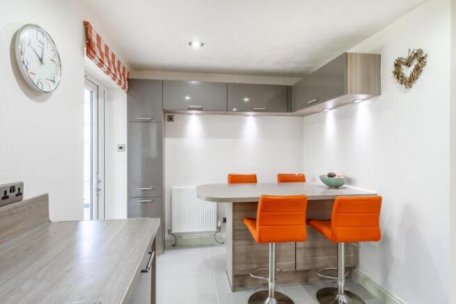 4 bed Detached to rent Image 4