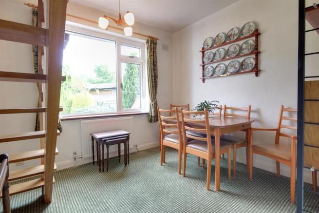 Bedroom 2/Dining