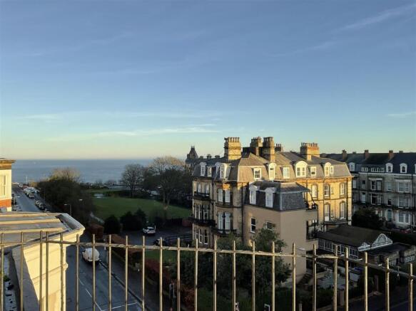 3 bed Flat for sale Image 9