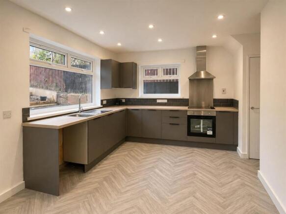 Open Kitchen / Dining Area