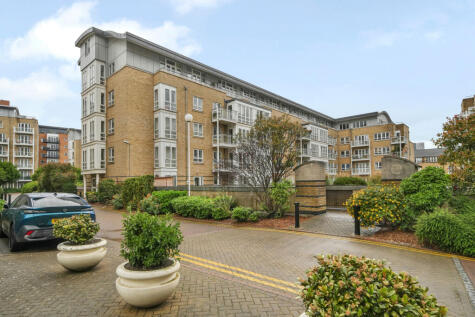 St. Davids Square, E14
