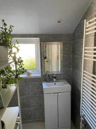 bathroom 1.jpg