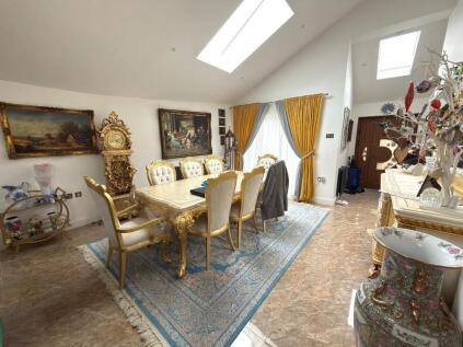 Preston Gardens, Round Green, Luton, Bedfordshire, LU2 7NL