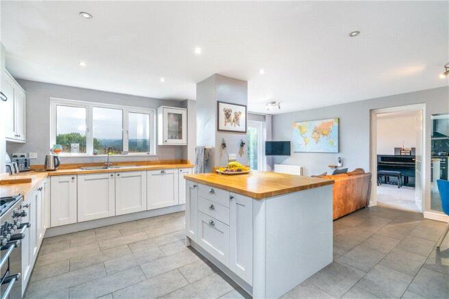 6 bed Detached for sale Image 5