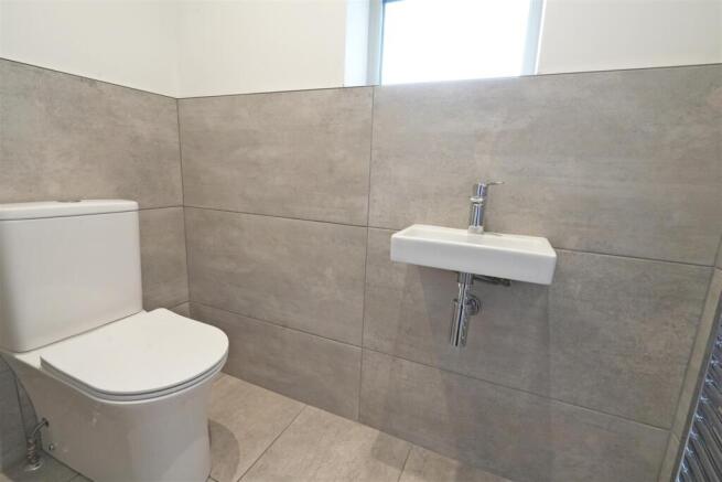 5 bed Detached for sale Image 10