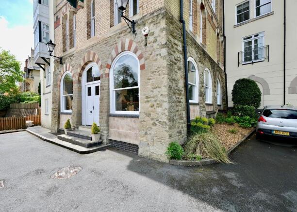 8, Warwick House in central Malvern