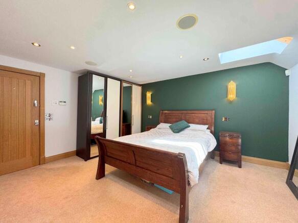 5 bed Detached for sale Image 12