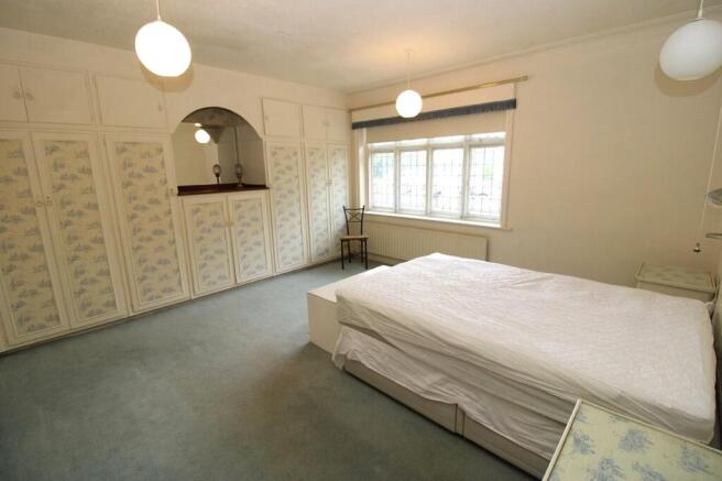 4 bed Bungalow for sale Image 8