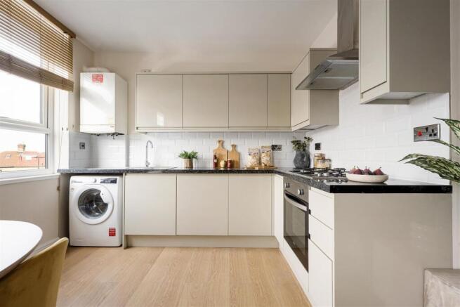 Eastwood Close, E18