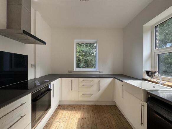 4 bed Semi-Detached for sale Image 12