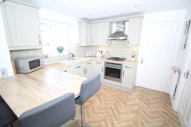 4 bed Detached for sale Image 5