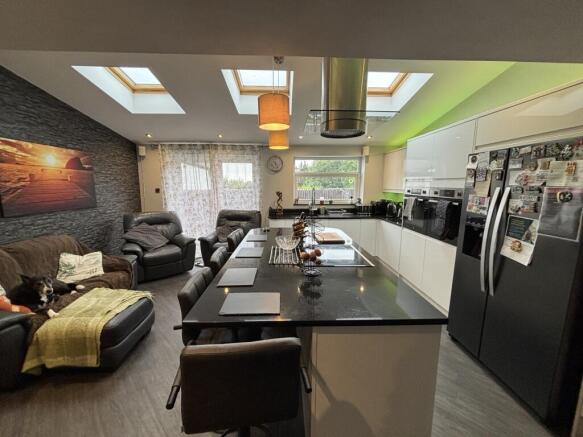 4 bed Detached for sale Image 5