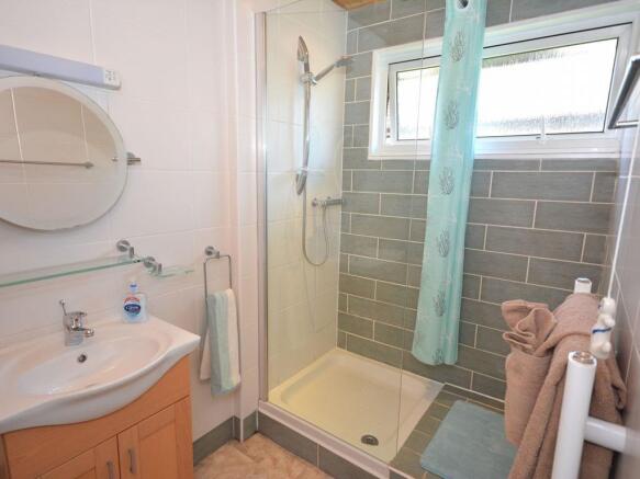 MODERN SHOWER ROOM