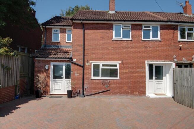 4 bed Semi-Detached for sale in horsforth