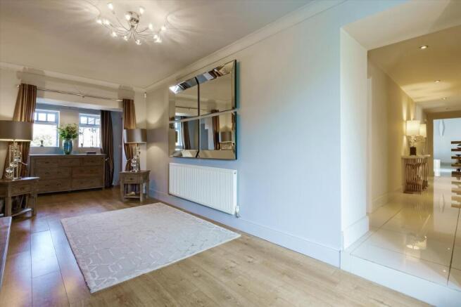 5 bed Detached for sale Image 7