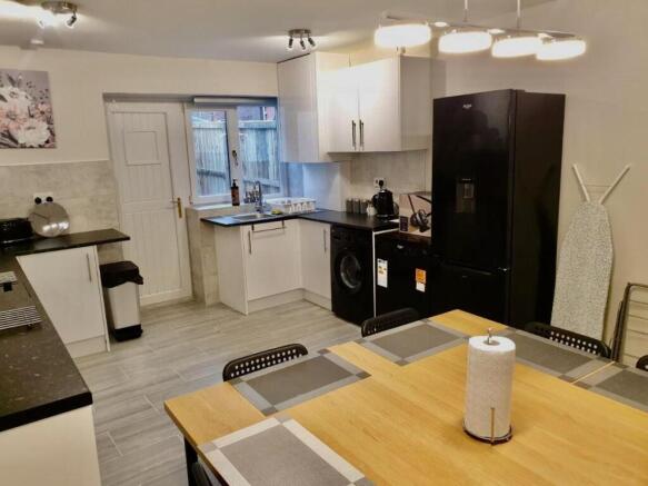 KITCHEN/DINING