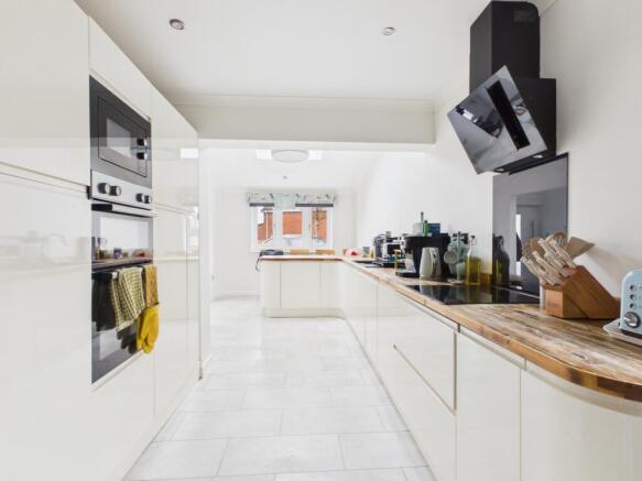 CAM03729G0-PR0257-STILL016