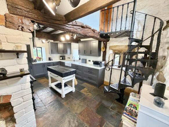6 bed Detached for sale Image 12