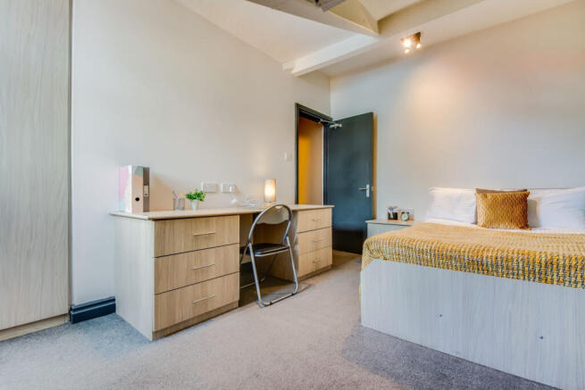 4 bed House to rent Image 6