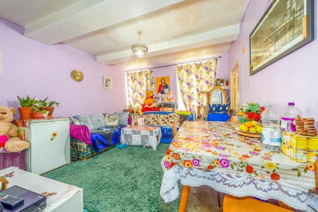 3 bed Flat for sale Image 4