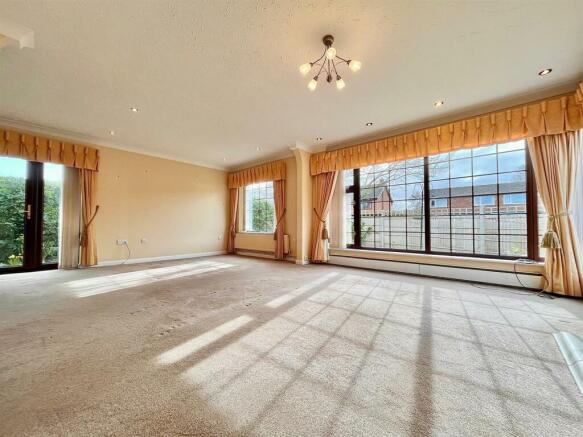 L-Shaped Lounge/Dining Room
