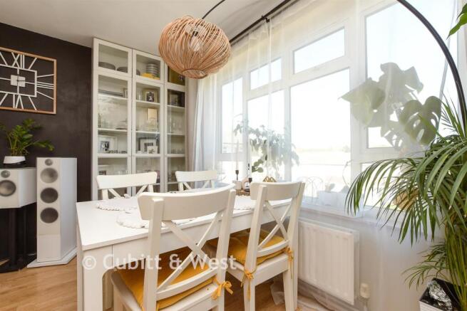 Lounge/Dining Area
