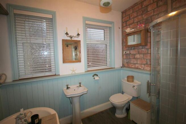Lightburne Ave, 13 Bathroom.JPG