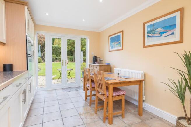 Maynard Close, Copthorne, RH10 photo 4