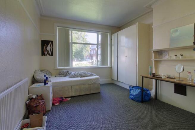 7 bed House to rent Image 4