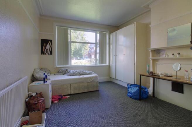 7 bed House to rent Image 4
