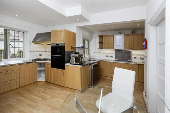 4 bed Detached for sale Image 9