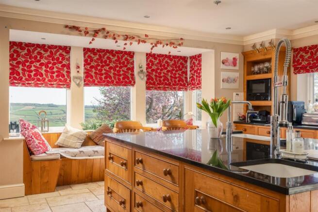 5 bed House for sale Image 5