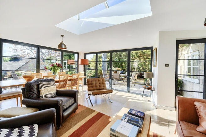 Sitting & Dining Area