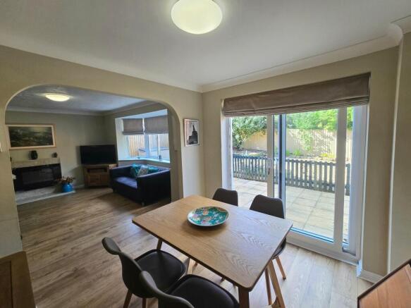 LOUNGE/DINING ROOM
