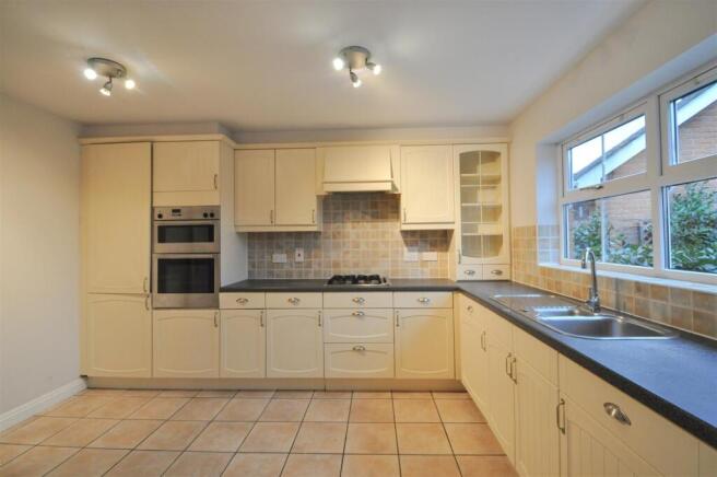 Kitchen 2.jpg
