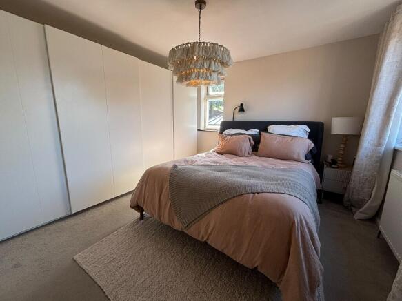 4 bed House to rent Image 12