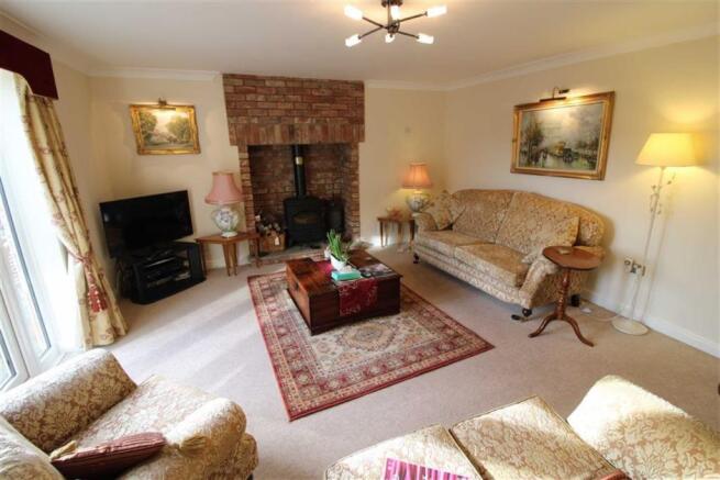 LOUNGE (REAR)