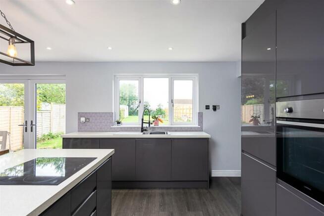 4 bed Detached for sale Image 5