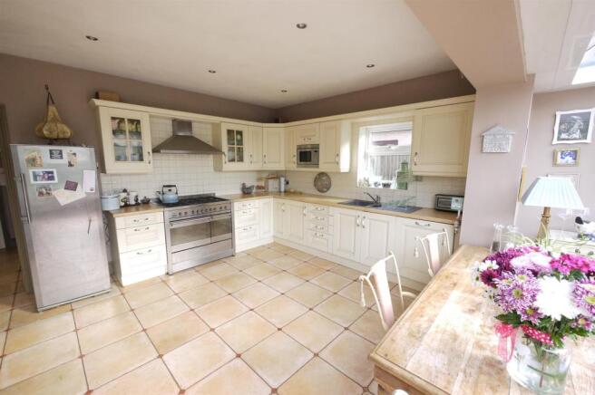 NEWLY FITTED KITCHEN